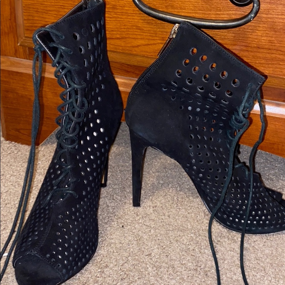 Black lace up pumps
